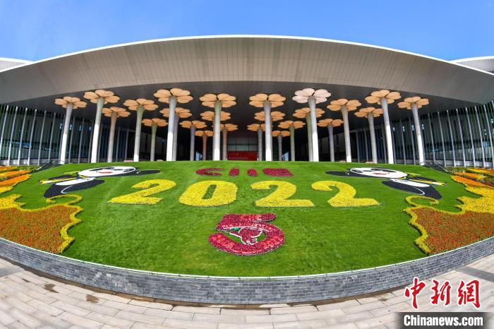 第五屆進(jìn)博會(huì)場(chǎng)館景觀裝飾全面定妝?！￡悏?mèng)澤 攝