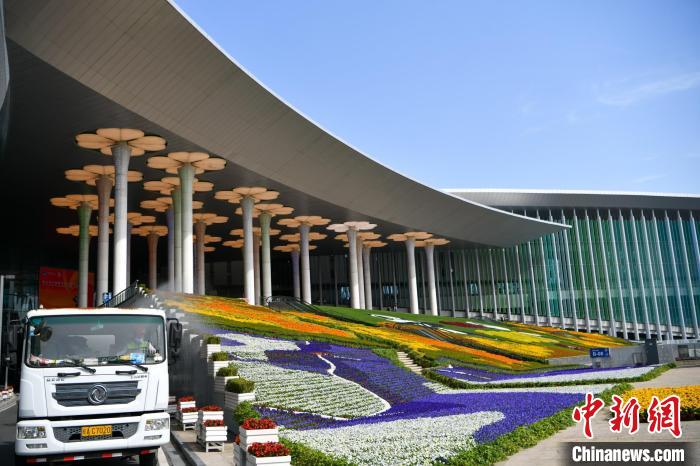 第五屆進(jìn)博會(huì)場(chǎng)館景觀裝飾全面定妝?！￡悏?mèng)澤 攝