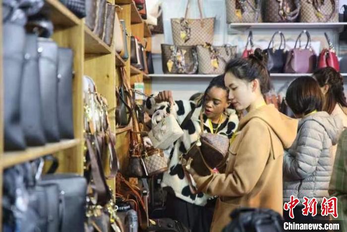女士選購包包?！∨砣A 攝