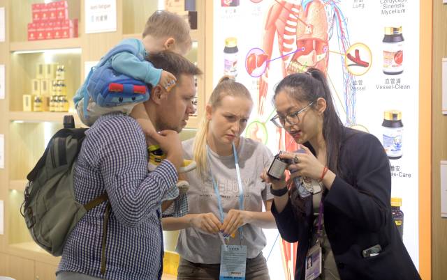 資料圖片：客商在廣交會上參觀選購商品。（新華社發(fā)）